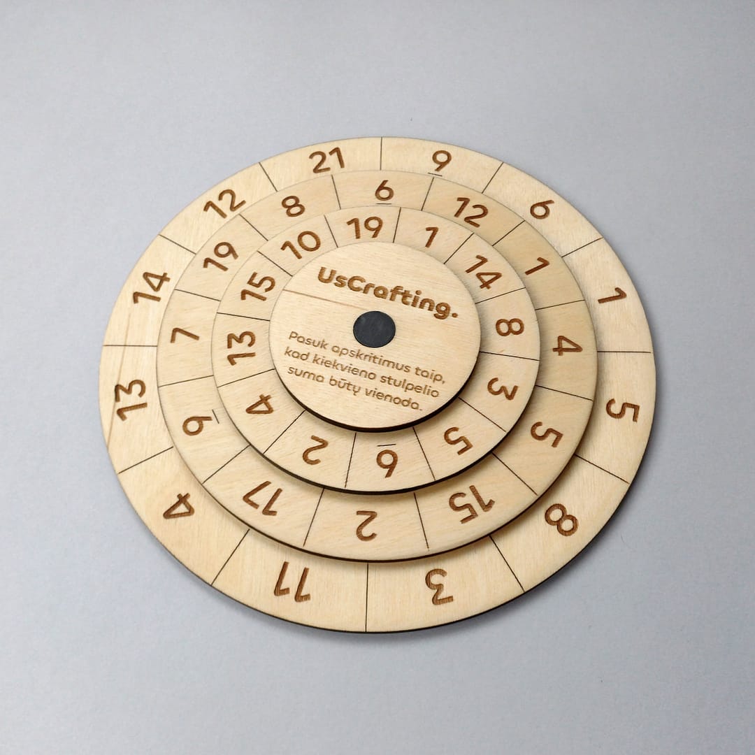 „Paslėpta suma“ – medinis matematinis galvosūkis su besisukančiais žiedais (18 cm / 25 cm)