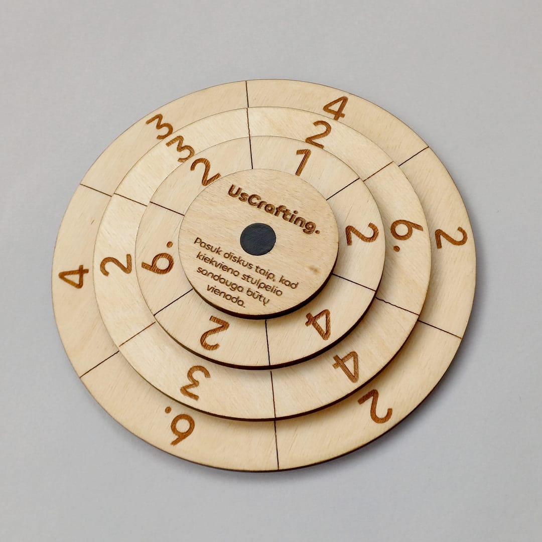 Medinis matematinis galvosūkis „Paslėpta sandauga“ (1 lygis) – 3 besisukantys diskai
